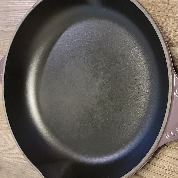 Le Creuset Cassis Cast Iron Round Evolution Skillet - Picture 7 of 13